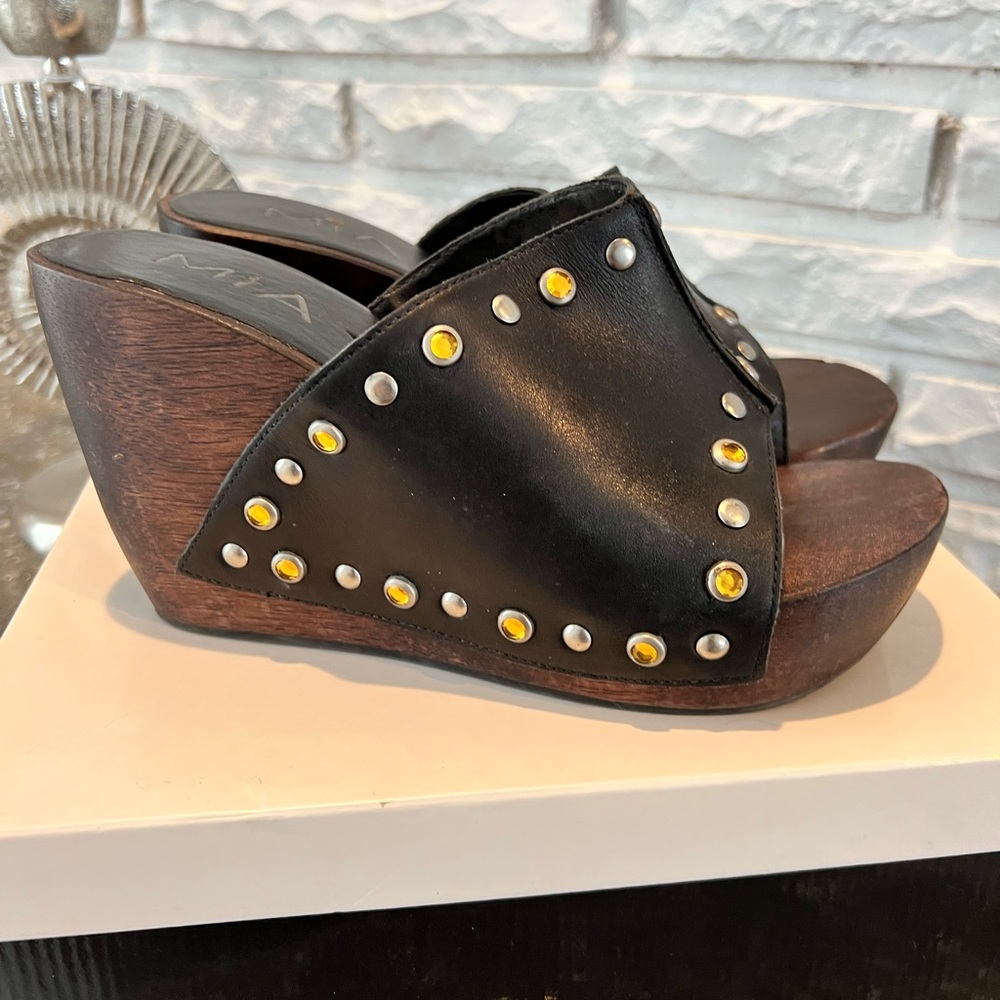 Mia Shelby Black Leather Studded Platform Wedges Sz 6 - Gem
